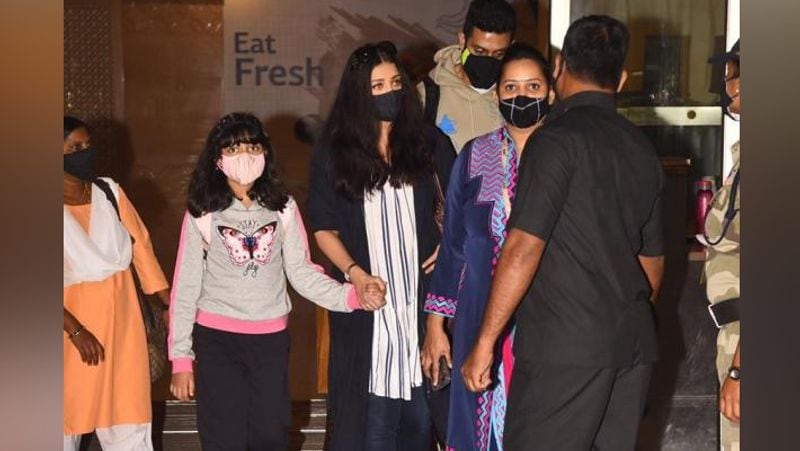 ऐश्वर्या राय ने इस दौरान सफेद लॉन्ग कुर्ता और जीन्स पहन रखी थी। उन्होंने एक लॉन्ग ओवरकोट भी कैरी कर रखा था। उनके बाल खुले थे और सिर पर उन्होंने गॉगल लगा रखा था।