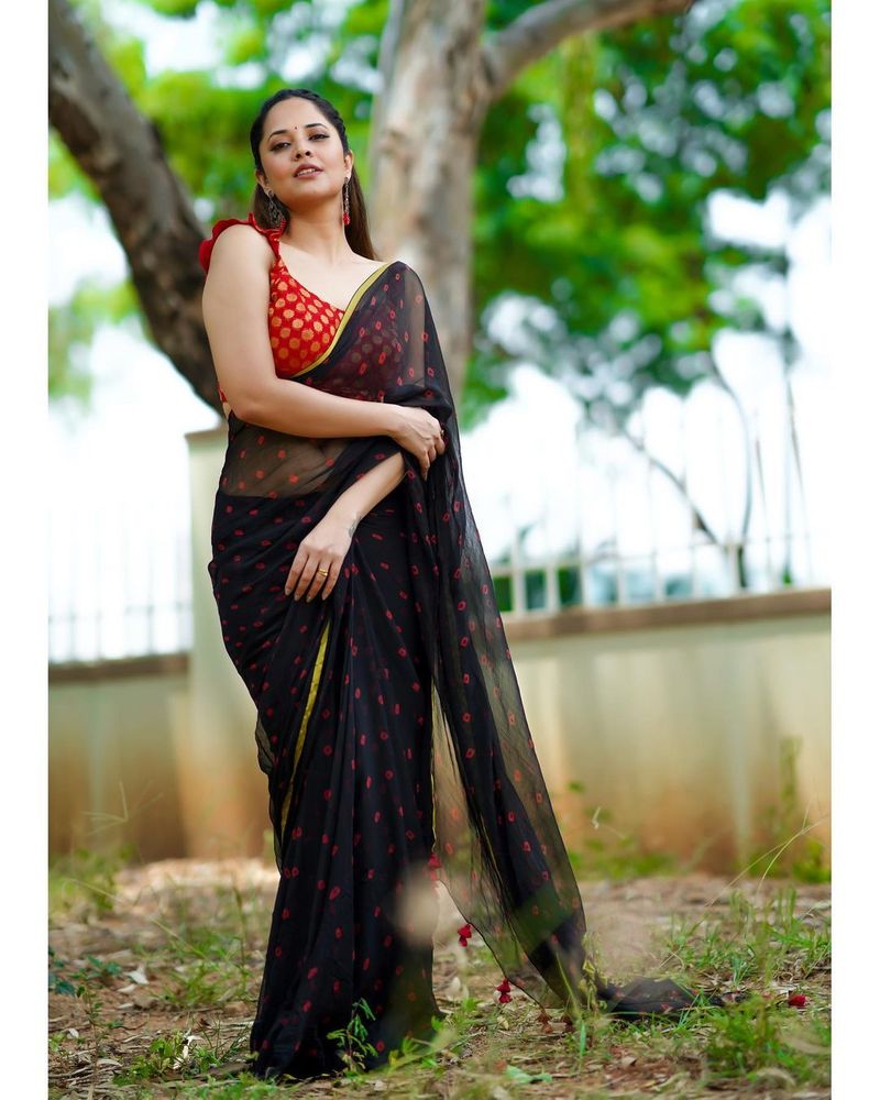 వరల్డ్ ఫ్యాషన్ సిటీగా పేరున్న మిలాన్ లో అనసూయ ఎర్లీ మార్నింగ్ జాగింగ్ చేస్తూ కనిపించారు. రన్నింగ్ ట్రాక్ సూట్ లో జాగింగ్ కి వెళుతున్న తన ఫోటోను పంచుకున్న అనసూయ.. ఇటాలియన్ భాషలో.. నమస్తే మిలాన్ అంటూ కామెంట్ పెట్టారు.