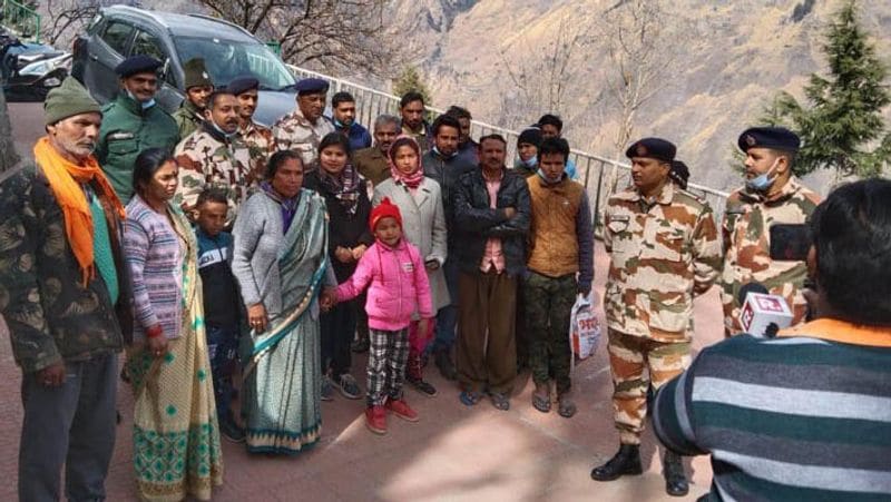 डा. ज्योति खांबरा बताती हैं कि घटनावाले दिन ही शाम 6.30 बजे तक 12 लोगों को NTPC की टनल से निकालकर हास्पिटल पहुंचा दिया गया था। इन लोगों का ऑक्सीजन लेवल बहुत कम हो गया था। इनकी देखभाल के लिए वे पूरी रात ड्यूटी पर तैनात रहीं। 