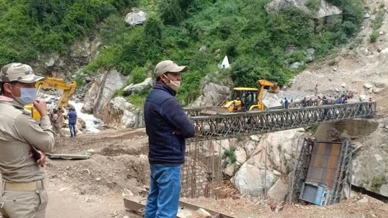 ग्लेशियर टूटने के बाद आई बाढ़ से कई पुल-पुलिया बह गए। इससे गांवों का संपर्क टूट गया। यहां फिर से पुल बनाए जा रहे हैं। यह काम युद्धस्तर पर चल रहा है।