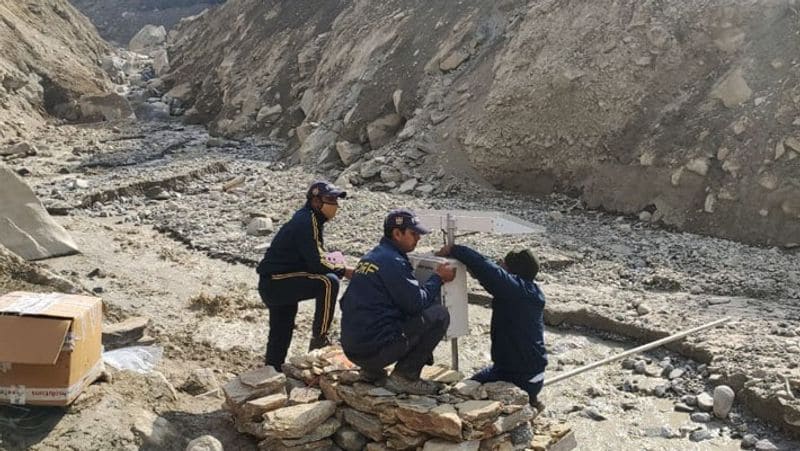 चमोली जिले के रैनी गांव में पानी के स्तर में बढ़ोत्तरी का पता लगाने राज्य आपदा प्रतिक्रिया बल(SDRF) ने लोगों को जागरूक करने एक अलार्म सिस्टम लगाया है।