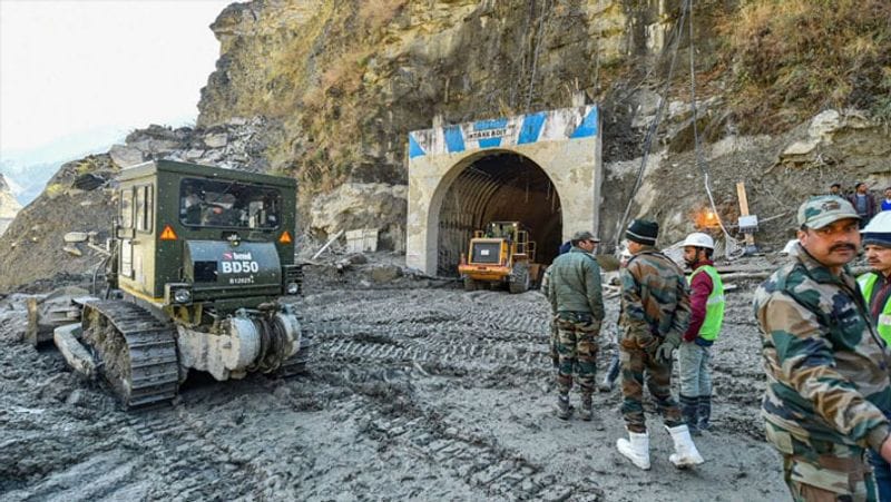 NTPC की इसी टनल में कई लोग फंसे रह गए। टनल में इतना गीला मलबा भर गया कि उसे अब तक पूरी तरह नहीं निकाला जा सका है।