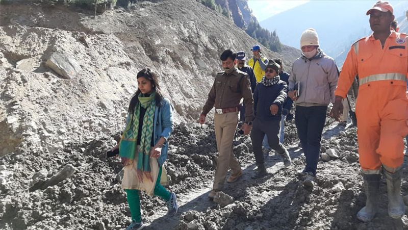 यह तस्वीर चमोली की जिला मजिस्ट्रेट स्वाति भदौरिया की है। वे यहां चल रहे रेस्क्यू ऑपरेशन पर लगातार नजर बनाए हुए हैं।