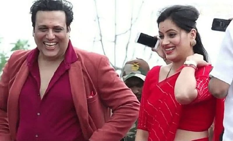 बता दें कि नवनीत राणा राजनीति में आने से पहले एक कामयाब मॉडल और एक्ट्रेस थीं। उन्होंने ज्यादातर तेलुगु और पंजाबी की सैंकड़ों फिल्मों में काम किया है। राजनीति में आने के बाद यहां भी वो अक्कर अपने अलग अंदाज के लिए चर्चा में बनी रहती हैं।
