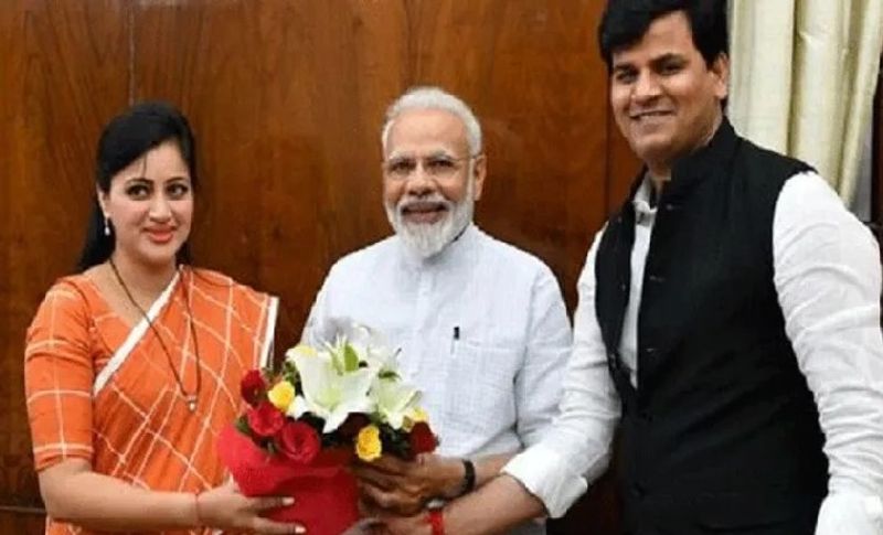 कुछ दिन पहले खबरें सामने आईं थी कि सांसद नवनीत राणा कौर बीजपी का दामन थाम सकती हैं। प्रधानमंत्री मोदी से मुलाकात करते हुईं नवनीत कौर राणा और साथ में उनके पति रवि राणा। बता दें कि नवनीत राणा कौर के संसदीय चुनाव में बॉलीवुड के कई एक्टर ने प्रचार प्रसार किया था।
