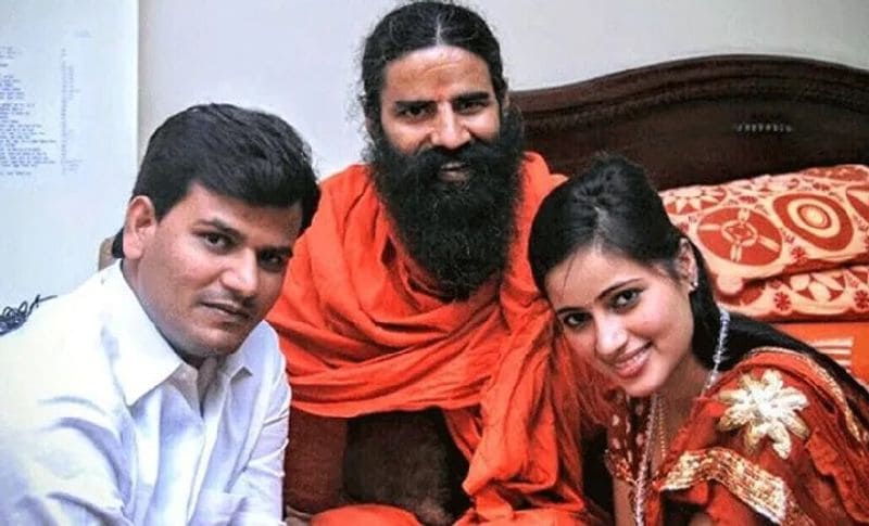 नवनीत कौर ने अमरावती जिले के बडनेरा से निर्दलीय विधायक रवि राणा से एक सामूहिक विवाह समारोह में 2 फरवरी 2011 को शादी की थी। इस समारोह में कई हस्तियां पहंची थीं। जिसमें मुख्य रूप से महाराष्ट्र के मुख्यमंत्री पृथ्वीराज चव्हाण, योग गुरु बाबा रामदेव, सहारा प्रमुख सुब्रत रॉय के अलावा और भी कई लोग शामिल थे।