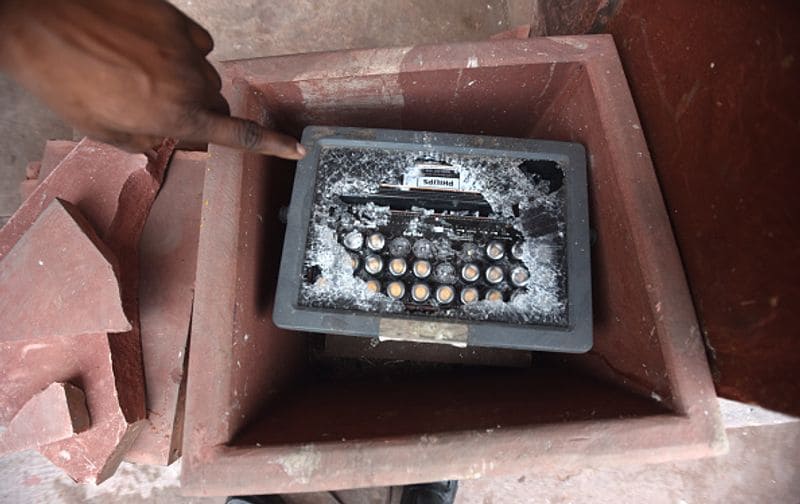 ट्रैक्टर रैली में शामिल होने से पहले मनिंदर सिंह ने अपने साथ दो तलवारें भी रखीं। बाइक पर सवार होकर वह मुकरबा चौक की ओर बढ़ा। अपनी योजना के मुताबिक, आरोपी अपने पांच साथियों के साथ लाल किले में दाखिल हुए, जहां मनिंदर ने तलवारें लहराईं।
