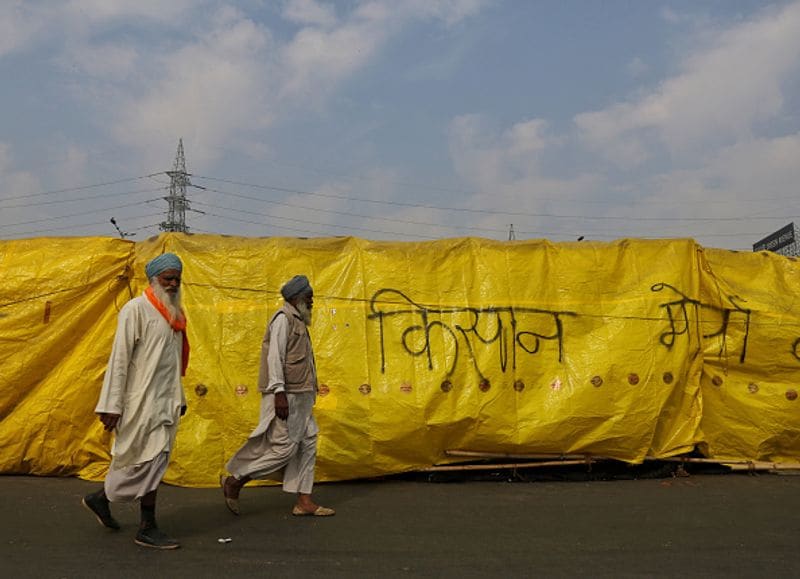 दिल्ली पुलिस 26 जनवरी को लाल किले की घटना में इकबाल सिंह की तलाश कर रही थी और 50,000 रुपए के नकद इनाम की घोषणा की थी। इकबाल सिंह पर लाल किला पर चढ़ाई करने के लिए लाहौरी गेट के पास भीड़ को उकसाने का आरोप लगाया गया था।
