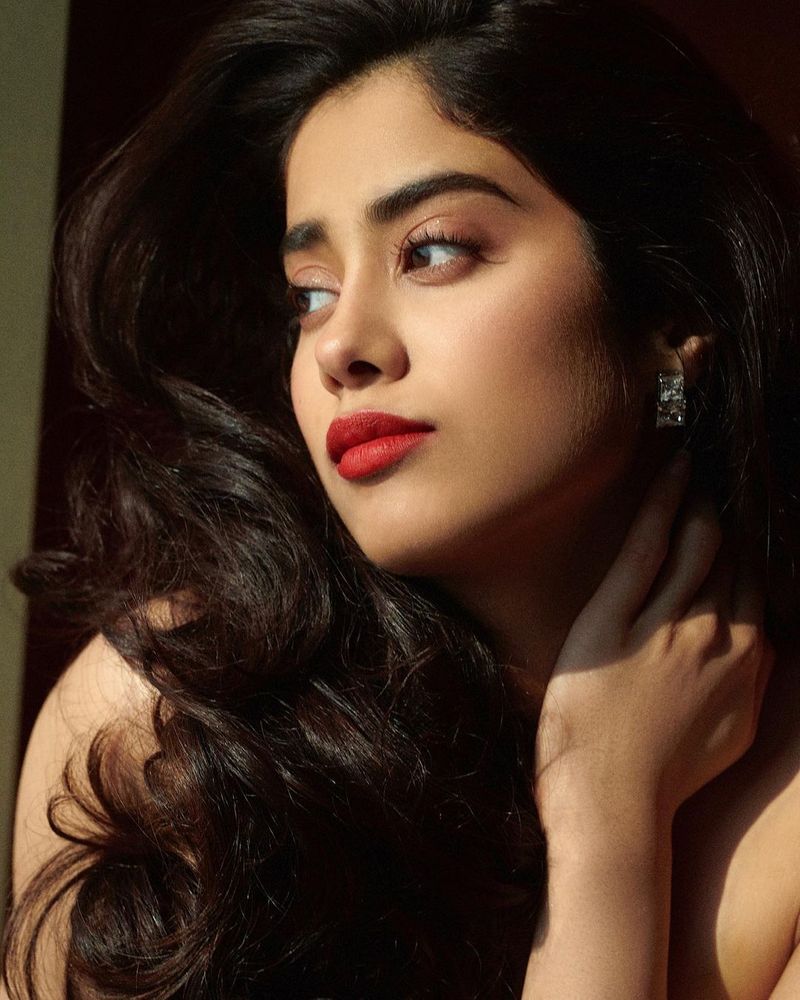<p>তবে বলিউডের সফর শুরুর সময় জাহ্নবী এইরূপ ভক্ত মহল দেখেনি। নাচ নখদর্পনে বটে। কিন্তু ফিগার!</p>