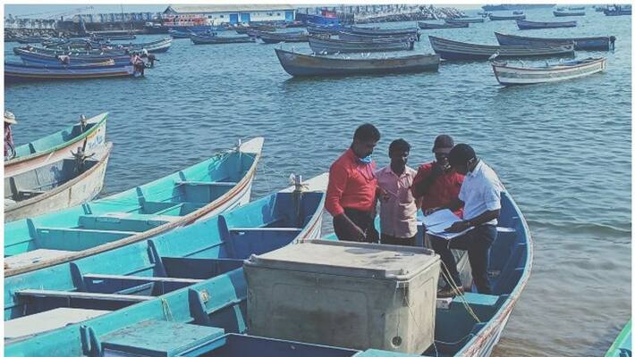 Fishing boat accident Coastal police officers search for missing person Fishing boat accident Coastal police officers search for missing person
