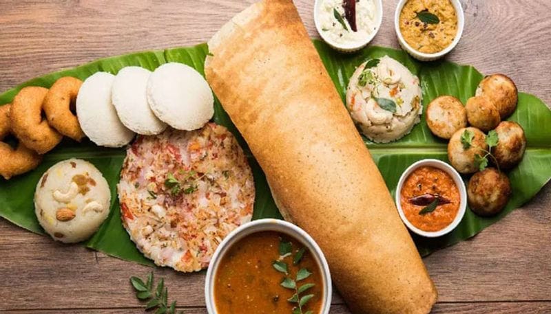 ఉదయం లేచి అల్పాహారం తీసుకోవడం చాలా ముఖ్యం. కానీ చాలా మంది ప్రజలు తమ ఉరుకుల పరుగుల జీవితం లేదా పని అలవాట్లను పనిలో ఉండటం... ఇంకేందో కారణం వల్ల తినడం మానేస్తున్నారు. కానీ అది తప్పు.బ్రేక్ ఫాస్ట్ మిస్ అవ్వడం ఆరోగ్యంపై పెద్ద ప్రభావాన్ని చూపుతుంది.