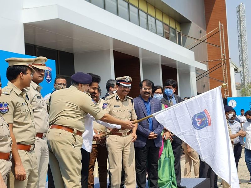 జెండా ఊపి కాన్పరెన్స్ ని స్టార్ట్ చేస్తున్న ఎన్టీఆర్.