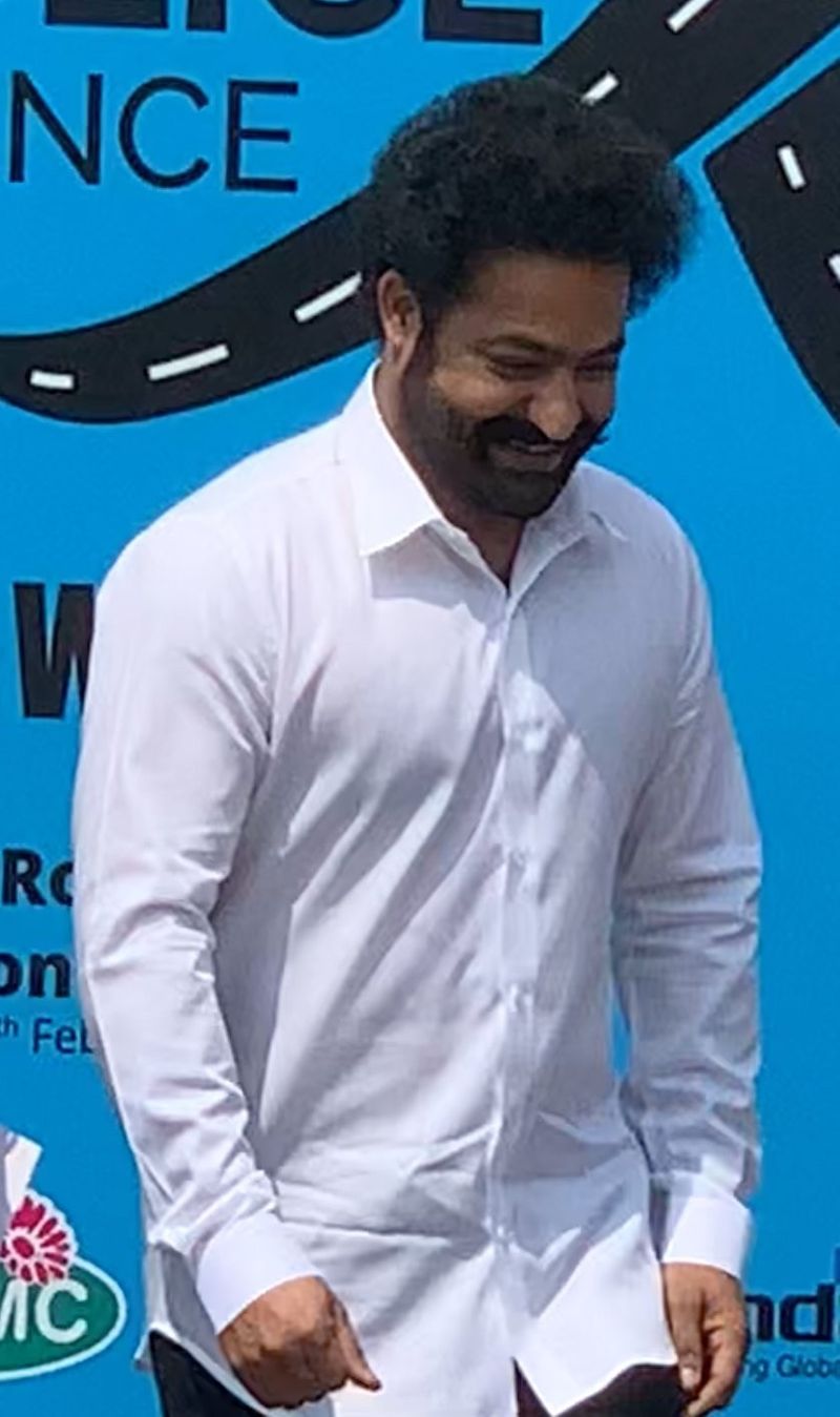 రామ్చరణ్ మరో హీరోగా రాజమౌళి దర్శకత్వంలో ఈ సినిమా రూపొందుతుంది. అలియా భట్, బ్రిటీష్ నటి ఒలివియా మోర్రీస్ హీరోయిన్లుగా నటిస్తున్నారు. అజయ్ దేవగన్, సముద్రఖని, శ్రియా ఇతర పాత్రలు పోషిస్తున్నారు. డివివి దానయ్య నిర్మిస్తున్న ఈ సినిమా దసరా కానుకగా అక్టోబర్ 13న విడుదల కానుంది.