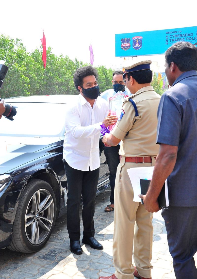 ఎన్టీఆర్ని సైబరాబాద్ సీపీ సజ్జనార్ స్వయంగా స్వాగతం పలికారు. ఎన్టీఆర్ కారు వద్దకి వెళ్లి ఆయనకు పుష్ప గుచ్చాన్ని అందజేశారు.