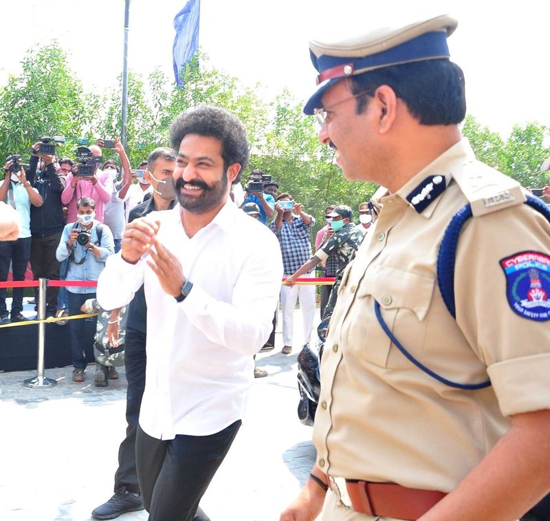 పోలీస్ అధికారులను పరిచయం చేస్తున్న సీపీ సజ్జనార్.