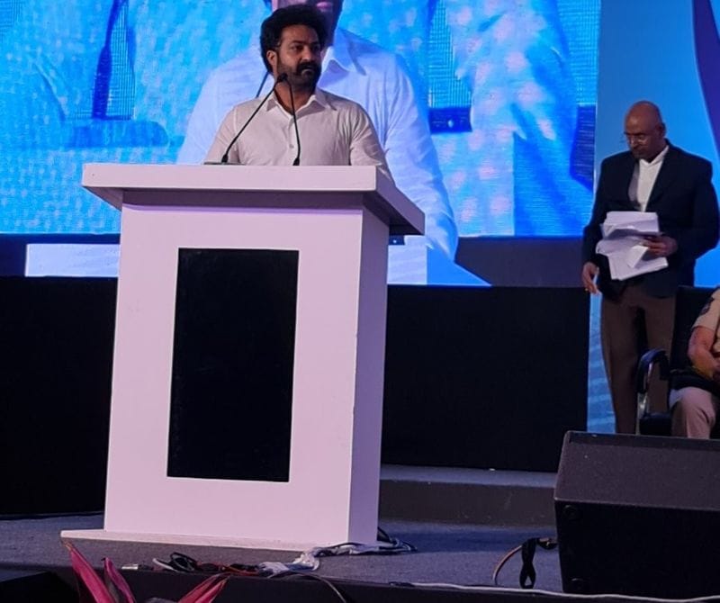 ట్రాఫిక్ నిబంధనలు పాటించకపోతే జరిగే అనర్ధాలు, రోడ్డు ప్రమాదంలో అయినవారిని కోల్పోతే కలిగే వేదన గురించి ఎన్టీఆర్ తన ప్రసంగం ద్వారా వివరించారు.