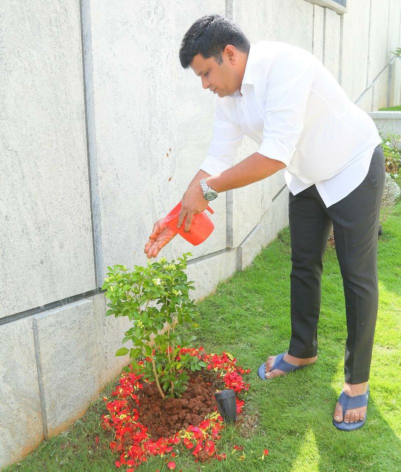సీఎం కేసీఆర్ పుట్టినరోజున మొక్క నాటిన ఎమ్మెల్యే గాదరి కిషోర్
