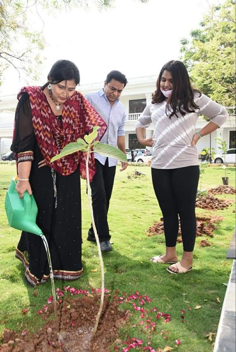 నాటిన మొక్కకు నీరు పోస్తున్న మంత్రి కేటీఆర్ సతీమణి