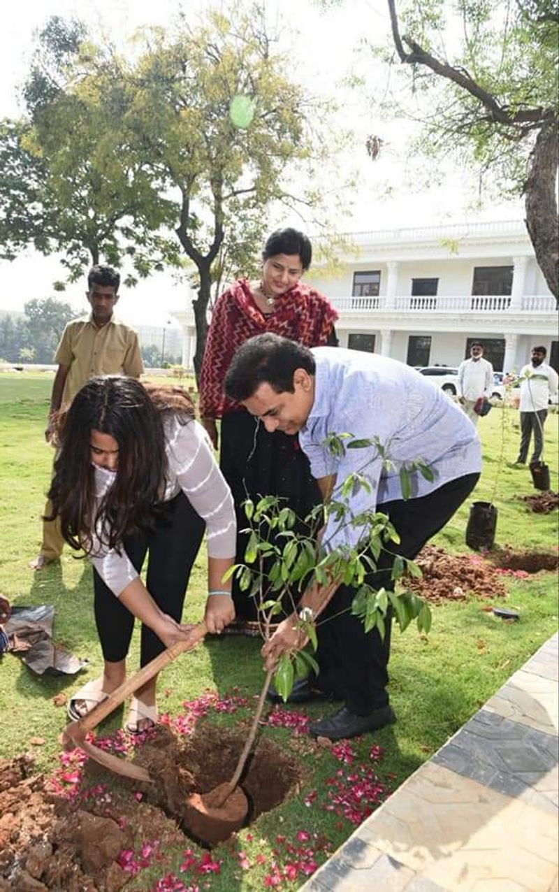 కూతురితో కలిసి మొక్క నాటుతున్న మంత్రి కేటీఆర్