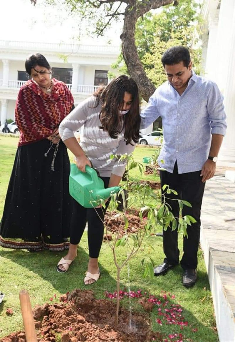 కూతురితో మొక్కకు నీరు పోయిస్తున్న మంత్రి కేటీఆర్
