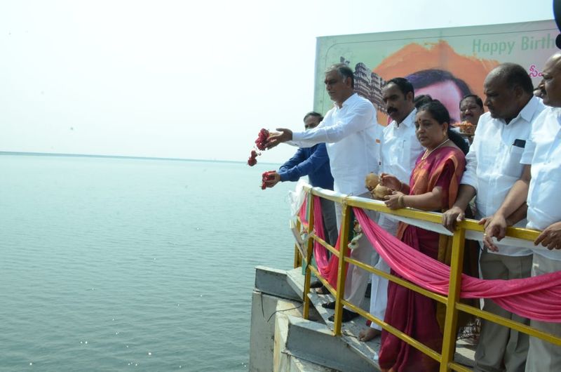 సిద్దిపేట: తెలంగాణ ముఖ్యమంత్రి కేసీఆర్ పుట్టినరోజున తన నియోజకవర్గ ప్రజలకు ఆర్థిక మంత్రి హరీష్ రావు తీపికబురు అందించారు. సిద్దిపేట నియోజకవర్గం చిన్నకోడూర్ మండలం చందలపూర్ గ్రామ పరిధిలోని రంగనాయక సాగర్ ద్వారా యాసంగి పంటకు నీటిని విడుదల చేశారు హరీష్ రావు.