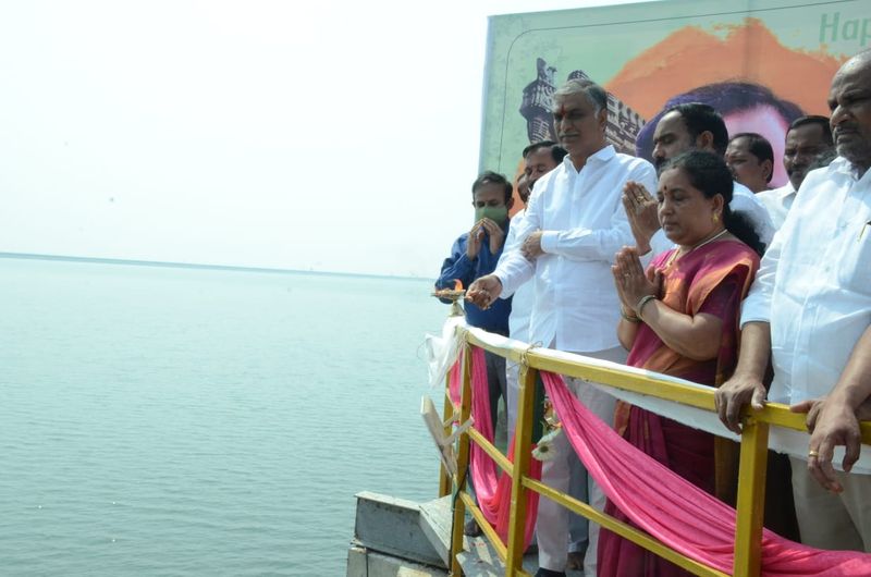 ఈ సందర్భంగా మంత్రి హరీష్ మాట్లాడుతూ... సీఎం జన్మదినం సందర్బంగా మొట్టమొదటిసారి యాసంగి పంటకు ఈ ప్రాంత ప్రజలకు నిళ్లు ఇవ్వడం సంతోషంగా ఉందన్నారు. ఈ గడ్డ మీద పుట్టి స్వరాష్ట్రాన్ని సాధించి.. కాళేశ్వరం ప్రాజెక్టు ద్వారా ఈ ప్రాంతానికి గోదావరి నీళ్లు తెచ్చిన కేసీఆర్ జన్మదన్యం అయిందన్నారు. ఈ ప్రాంత ప్రజలకు గోదావరి నీళ్లు ఒక కళ.. ఆ కలను సీఎం కెసిఆర్ నిజం చేశారని కొనియాడారు. ఈ యాసంగిలో ఒక్క మడి ఎండకుండా సాగు నీరు అందిస్తామన్నారు.
