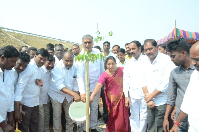 గోదావరి నీళ్లు తెచ్చి ఈ ప్రాంతంలో సాగునీటి వేతలకు సీఎం కేసీఆర్ శాశ్వత పరిష్కారం చూపారన్నారు. ఎండాకాలం వచ్చిందంటే రైతుల శ్రమ, డబ్బు బోరు పొక్కల్లో పోయేదని గుర్తుచేశారు. రాష్ట్ర చరిత్రలో యాసంగి పంట ఏనాడు 20 లక్షల ఎకరాలకు మించేది కాదని.. కానీ ఈ యాసంగిలో 50 లక్షల ఎకరాలు జిల్లాలో సాగులోకి వచ్చిందన్నారు. సీఎం కేసీఆర్ కాలేశ్వరం ద్వారా నీళ్లు తేవడం వల్లనే ఇది సాధ్యం అయిందని మంత్రి పేర్కొన్నారు.
