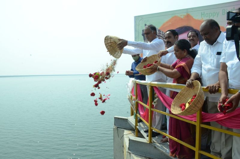 ఒకనాడు తాగడానికి గుక్కెడు నీళ్లు లేని దుస్థితి నుంచి కేసీఆర్ ముందు చూపుతో యాసంగి పంటకు నీళ్లు ఇచ్చే స్థితికి చేరుకున్నామన్నారు. ఇది సిద్దిపేట ప్రాంత ప్రజల అదృష్టమన్నారు. సీఎం కేసీఆర్ జన్మదినోత్సవం సందర్భంగా తొలి సారీ యాసంగి పంటకు నీళ్లు విడుదల చేయడంతో జన్మచరితార్థం అయిందన్నారు. సిద్దిపేట , సిరిసిల్ల , హుస్నాబాద్ మూడు నాలుగు నియోజకవర్గాలకు ఈ సాగునీరు అందనుందని మంత్రి హరీష్ పేర్కొన్నారు.