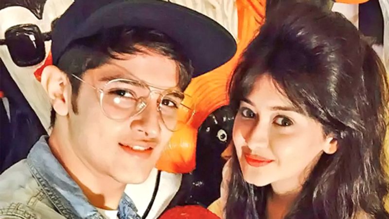 बता दें कि रोहन और कांची की लवस्टोरी 5 साल पहले 'ये रिश्ता क्या कहलाता है' सीरियल के सेट से ही शुरू हुई थी। लंबे समय तक एक-दूजे को डेट करने के बाद अब इनमें टकराव की खबरें सामने आ रही हैं। हालांकि दोनों में से किसी ने भी अभी तक ब्रेकअप की बात नहीं कबूली है। 