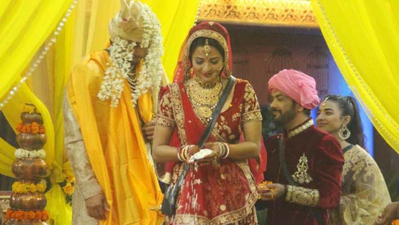 बिग बॉस के घर मे मोनालिसा और विक्रांत सिंह राजपूत ने शादी की थी। इनकी शादी भी काफी चर्चा में रही थी। इन्हें लोगों ने भला-बुरा भी कहा था, लेकिन एक्ट्रेस ने अपने रिश्ते को लेकर लोगों को मुंहतोड़ जवाब दिया था, क्योंकि वो इसे लेकर काफी सीरियस थीं।
