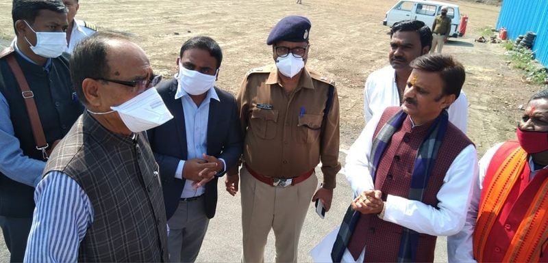 सीएम ने बताया क्यों नहीं आए कल
सीएम ने कहा कि बस हादसा बेहद दुखद है। मैं कल सीधी इसीलिए नहीं गया ताकि रेस्क्यू में कोई अड़चन ना आए, जो बेटे बेटियां हादसे में चले गए हैं,उन्हें लौटा के नहीं ला सकता, लेकिन उनके परिवारजनों की जिंदगी को कैसे आसान बना सकें उनके साथ में खड़ा हूं।