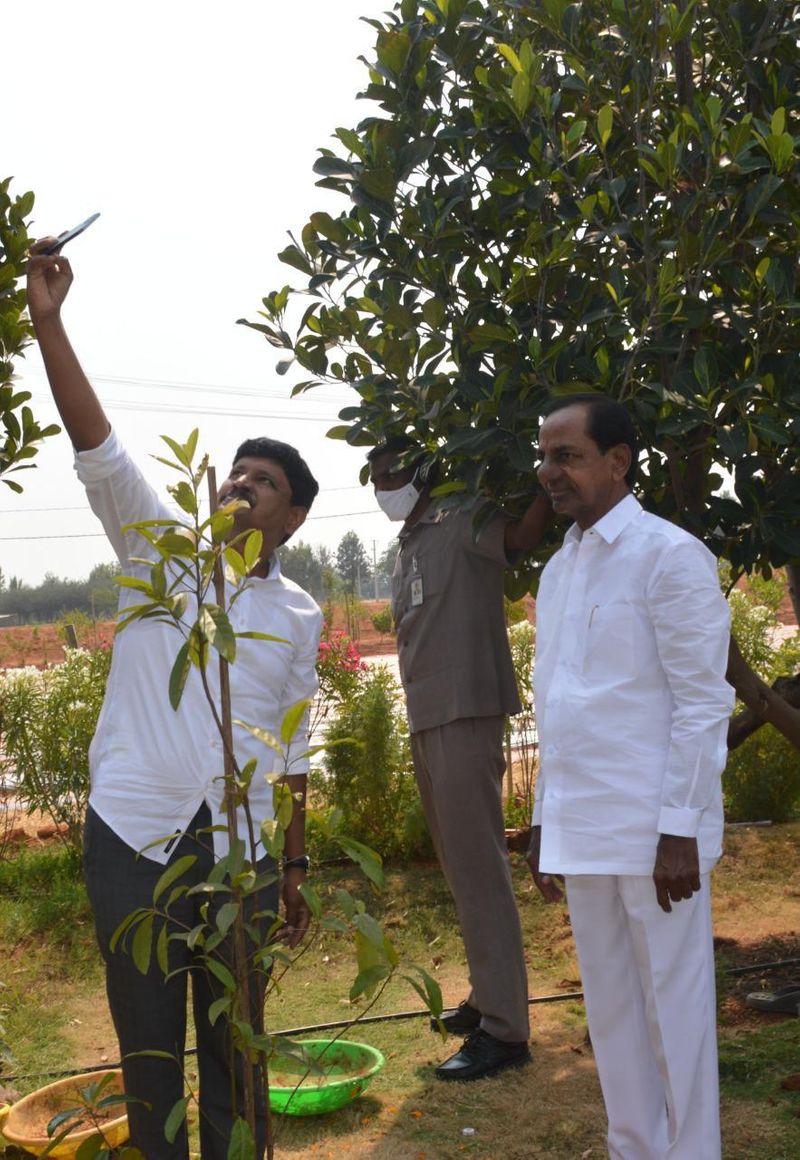 ఈ కార్యక్రమంలో భాగంగా కేసీఆర్ స్వయంగా “కోటి వృక్షార్చన”లో పాల్గొని రుద్రాక్ష మొక్కను నాటారు.