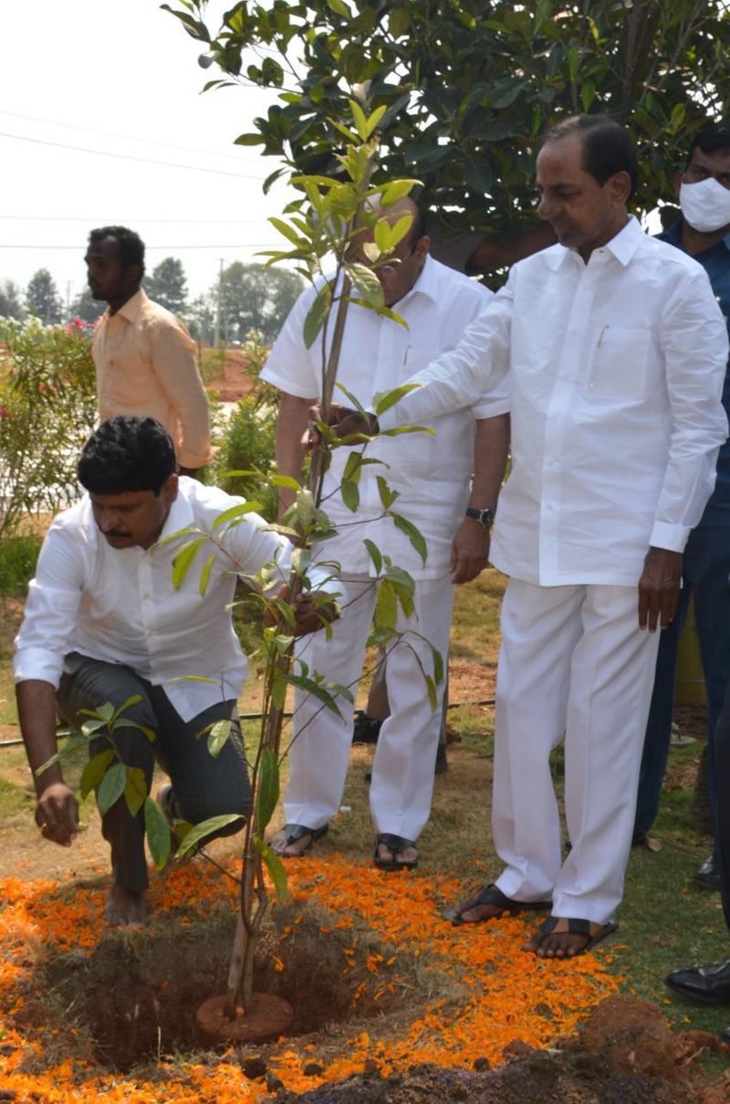 జన్మదిన శుభాకాంక్షలు తెలిపినవారందరికీ ధన్యవాదాలని.. ఈ ఆదరాభిమానాలు ఇలాగే ఉండాలని కోరుకుంటున్నానని కేసీఆర్ అన్నారు