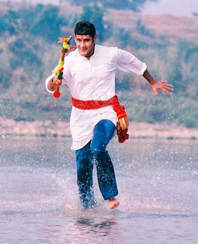 వాటిని ట్రెండ్ చేస్తున్నారు. దీంతో `మురారి` చిత్రంలోని అన్సీన్, రేర్ పిక్స్ ప్రస్తుతం సామాజిక మాధ్యమాల్లో వైలర్ అవుతున్నాయి.