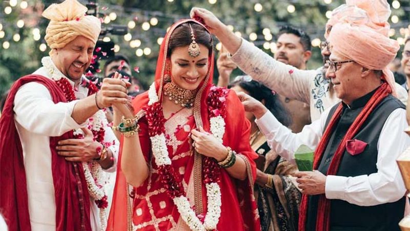 फैन्स ने बहुत जल्द इस बात को नोटिस कर लिया और इसके बाद कमेंट बॉक्स में ढेरों लोगों ने इस बारे में रिएक्शन्स दिए। एक यूजर ने लिखा, 'पंडितानी.... ये तो सही मायनों में फेमिनिज्म को जी रही हैं।'
