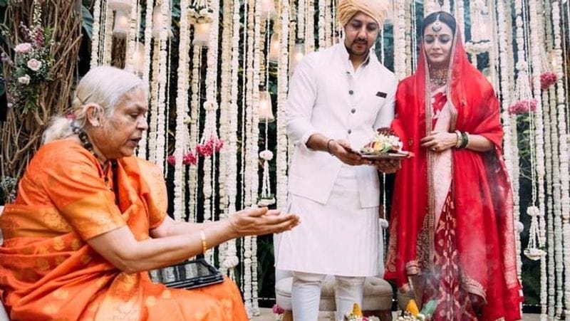 सोशल मीडिया पर शेयर की गई फोटो में दीया मिर्जा अपने पति वैभव के बाईं और बैठी नजर आ रही हैं। दोनों पति-पत्नी हवन कुंड में आहुति दे रहे हैं और पास ही बैठी पंडितानी हवन कुंड में घी डालते दिख रही हैं।
