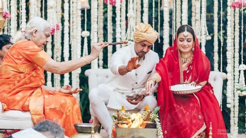 शादी की तस्वीर शेयर करते हुए दीया ने अपनी इंस्टाग्राम पोस्ट में लिखा था, 'प्यार एक संपूर्ण चक्र है, जिसे हम घर कहते हैं। इसकी पुकार को सुनना, इसके लिए दरवाजा खोलना और फिर इससे मुलाकात करना भी कितना जादुई है।'
