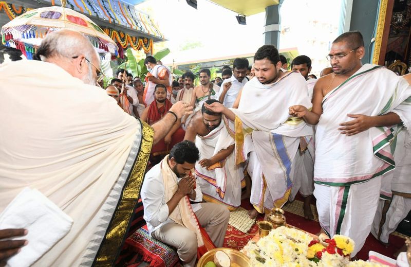సీఎం జగన్ను ఆశీర్వదిస్తున్న వేదపండితులు