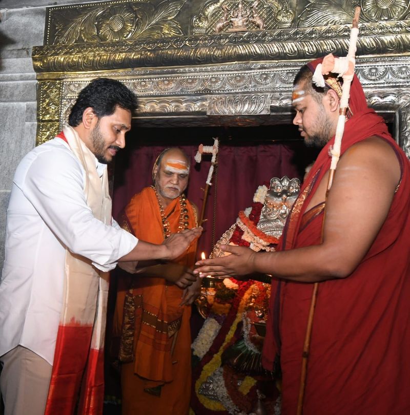 హారతి తీసుకుంటున్న ముఖ్యమంత్రి జగన్