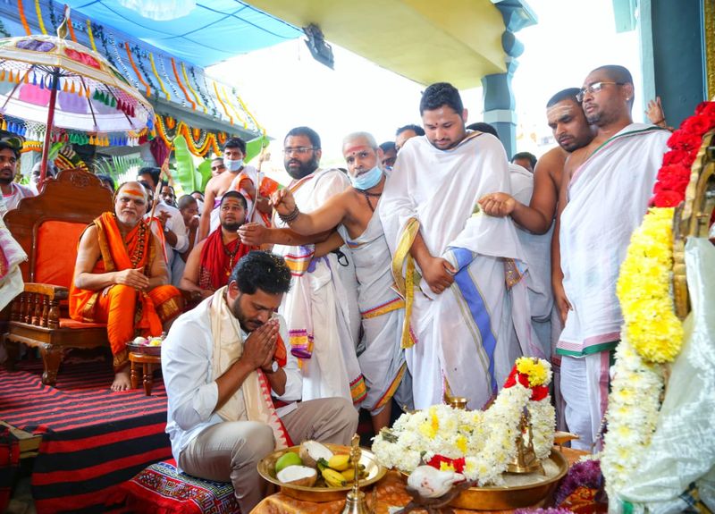 అమ్మవారికి నమస్కరిస్తున్న సీఎం జగన్