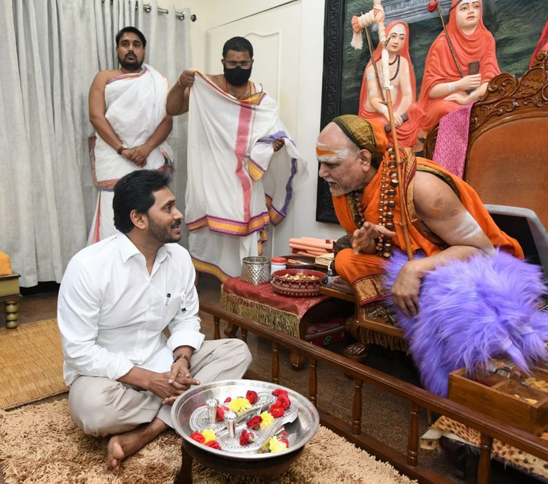 స్వరూపానందతో సీఎం జగన్ ముచ్చట్లు