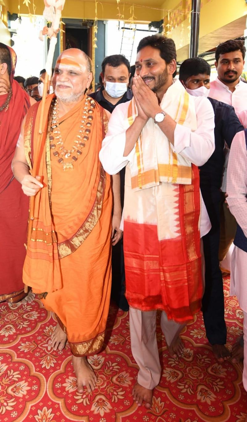 ఆశ్రమంలోకి జగన్ను వెంటబెట్టుకొస్తున్న స్వామి స్వరూపానంద