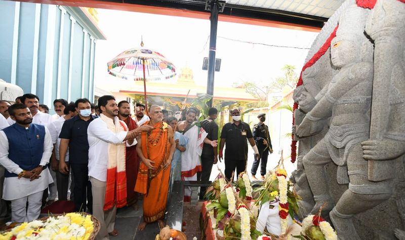 సీఎం జగన్ ప్రత్యేక పూజలు