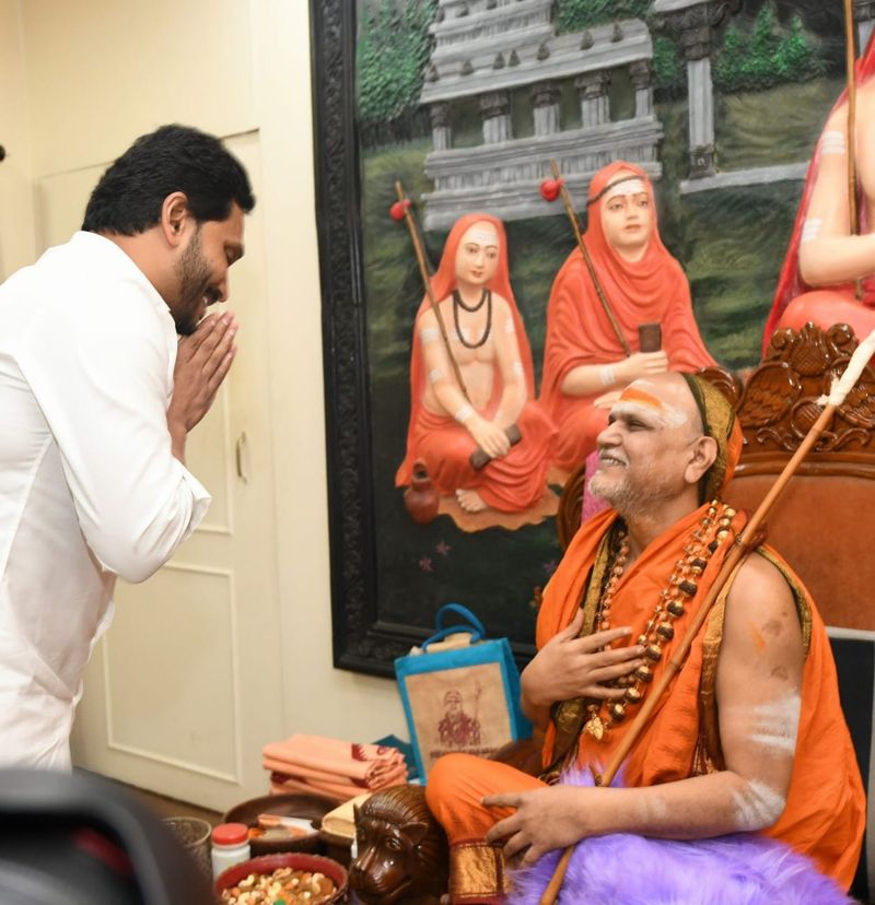 స్వామి స్వరూపానందకు నమస్కరిస్తున్న జగన్