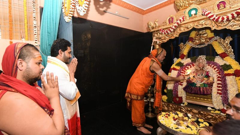 రాజశ్యామల అమ్మవారికి స్వామి స్వరూపానంద పూజలు