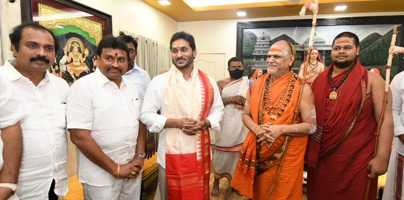 స్వామి స్వరూపానందతో సీఎం జగన్, మంత్రి వెల్లంపల్లి ఫోటో