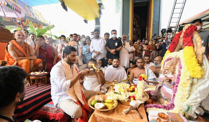 అమ్మవారికి హారతి ఇస్తున్న సీఎం జగన్