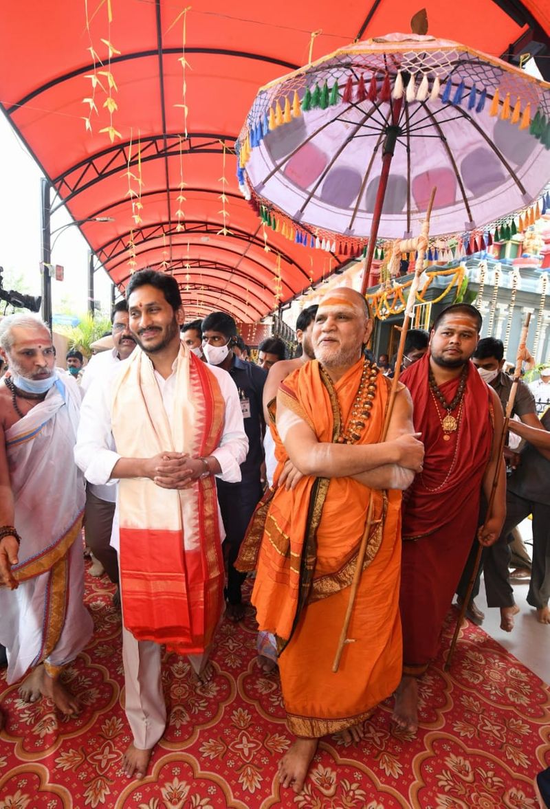 ఆశ్రమంలోకి వెళుతూ.. చిరు నవ్వులు చిందిస్తున్న జగన్, స్వరూాపానంద