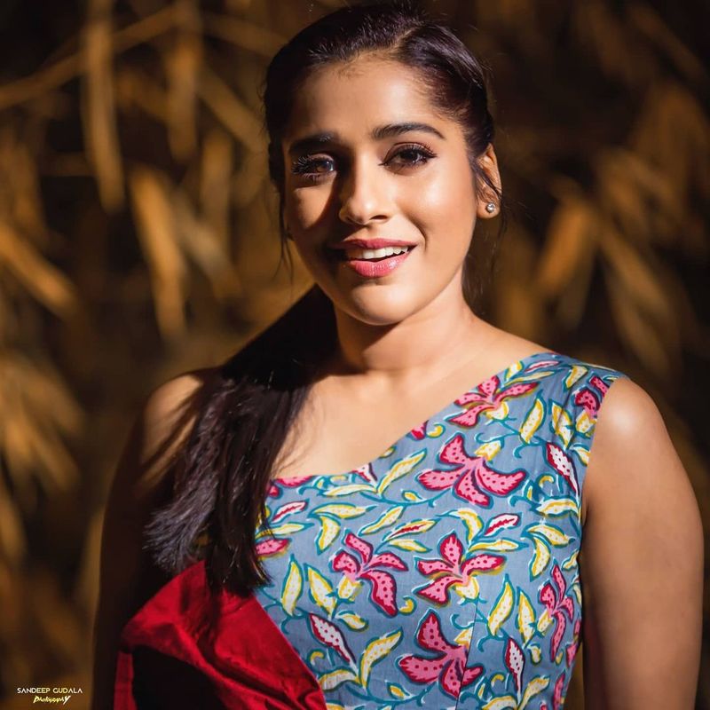 `ఢీ` ఛాంపియన్స్ 13 సీజన్లో రష్మీ క్వీన్స్ టీమ్కి లీడ్గానూ ఉన్న విషయం తెలిసిందే. దీనికి ప్రదీప్ హోస్ట్ గా చేస్తున్నారు.
