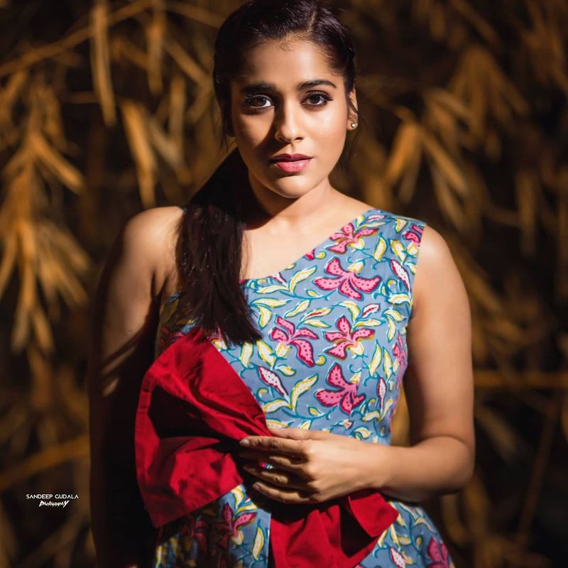 తాజాగా ఈ రోజు(బుధవారం) రాత్రి ప్రసారమయ్యే `ఢీ` షో కోసం ట్రెండీ వేర్లో ముస్తాబైంది రష్మీ గౌతమ్.
